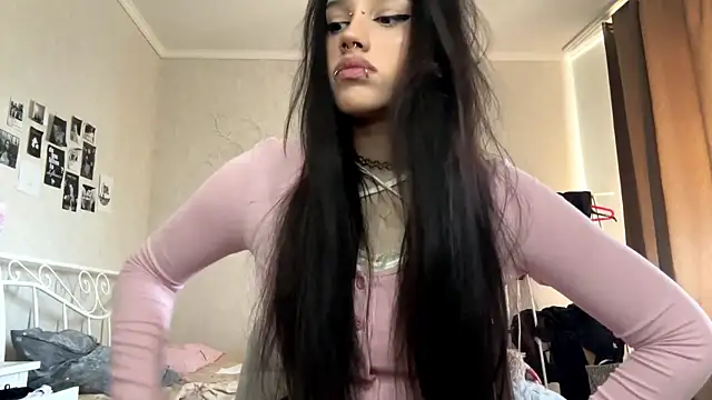 Snapshot of LouisePavlides chatting on 05-04-26, 12:34 LouisePavlides online show from 05-04-26, 12:34
