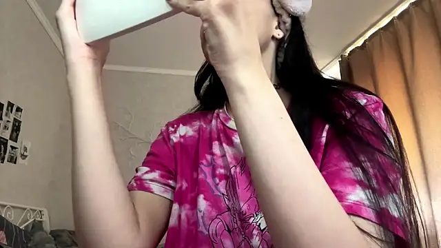 Snapshot of LouisePavlides chatting on 05-31-26, 11:28 LouisePavlides online show from 05-31-26, 11:28