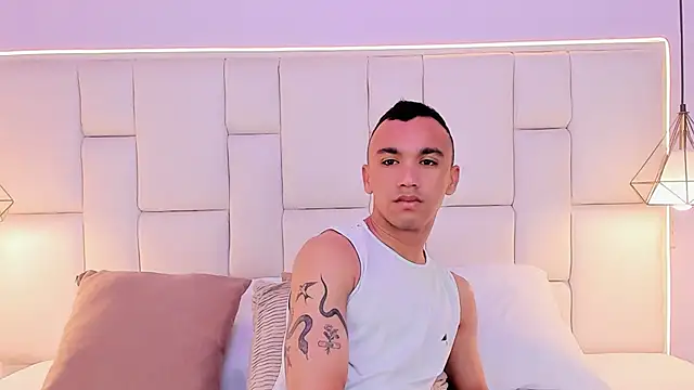 AndresSolorzano1 online show from 05-15-26, 11:39