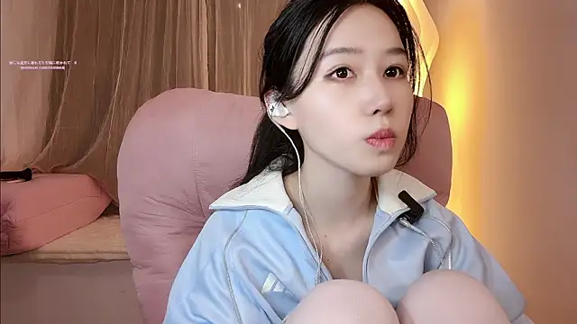 Snapshot of Kari_Young chatting on 05-20-26, 02:12 Kari Young online show from 05-20-26, 02:12