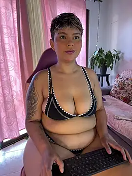 Snapshot of A_CURVY_HOT chatting on 05-26-26, 01:18 A CURVY HOT online show from 05-26-26, 01:18