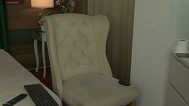 Snapshot of AlyceBeau chatting on 06-05-26, 06:09 AlyceBeau online show from 06-05-26, 06:09