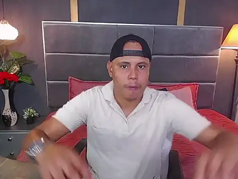 Snapshot of noah_oliver1 chatting on 06-11-26, 01:16 noah oliver1 online show from 06-11-26, 01:16