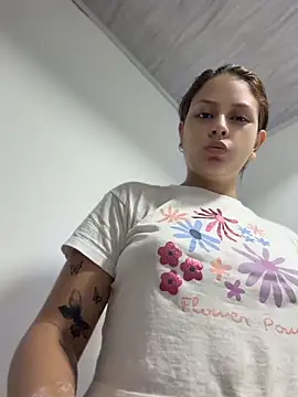 Snapshot of HayleyRoss_ chatting on 06-20-26, 10:23 HayleyRoss online show from 06-20-26, 10:23