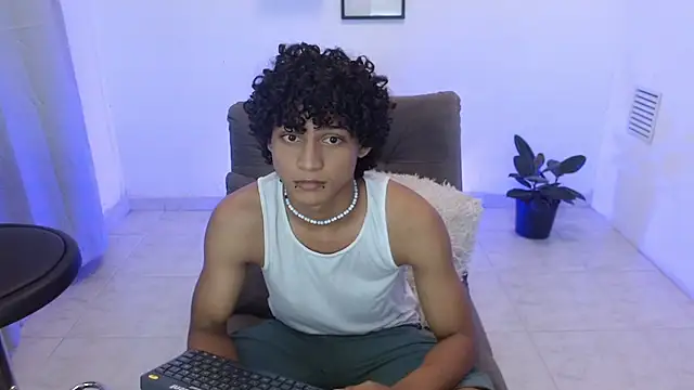 Snapshot of hades_derox_ chatting on 05-09-26, 01:33 hades derox online show from 05-09-26, 01:33