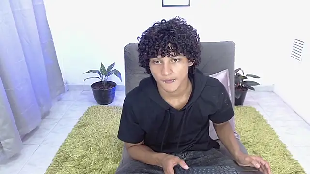 Snapshot of hades_derox_ chatting on 06-12-26, 12:20 hades derox online show from 06-12-26, 12:20