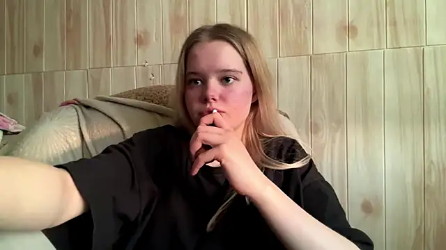 Snapshot of Malinwitch chatting on 06-15-26, 03:47 Malinwitch online show from 06-15-26, 03:47