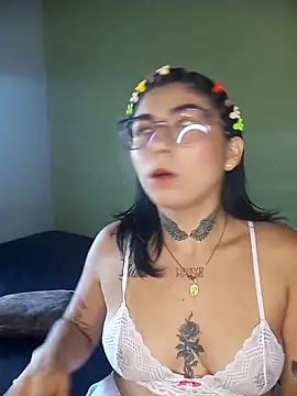 Snapshot of PequenaNena chatting on 04-30-26, 02:23 PequenaNena online show from 04-30-26, 02:23