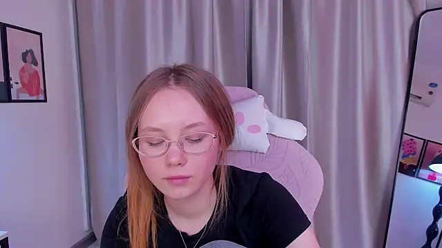 Snapshot of FloraLarsson chatting on 05-08-26, 04:45 FloraLarsson online show from 05-08-26, 04:45