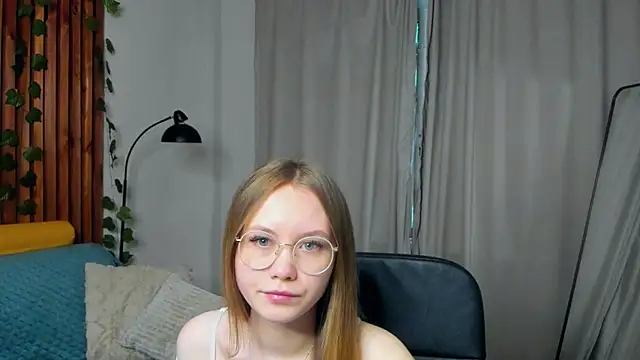 Snapshot of FloraLarsson chatting on 05-14-26, 03:35 FloraLarsson online show from 05-14-26, 03:35