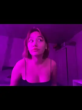 Snapshot of SuzieAllen chatting on 05-05-26, 05:21 SuzieAllen online show from 05-05-26, 05:21
