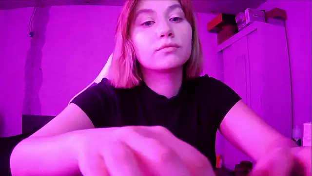 Snapshot of SuzieAllen chatting on 05-12-26, 05:32 SuzieAllen online show from 05-12-26, 05:32
