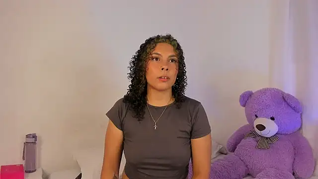Snapshot of Violetta_cam_ chatting on 05-14-26, 02:18 Violetta cam online show from 05-14-26, 02:18