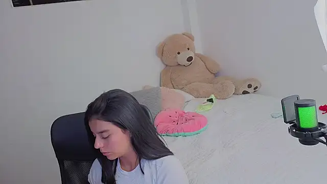 valerihouse  online show from 06-18-26, 12:22
