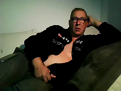 Snapshot of Soloyan chatting on 11-12-25, 10:41 Soloyan online show from 11-12-25, 10:41