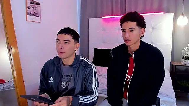 Snapshot of Alejo-and-Thiago chatting on 05-07-26, 12:32 Alejo-and-Thiago online show from 05-07-26, 12:32