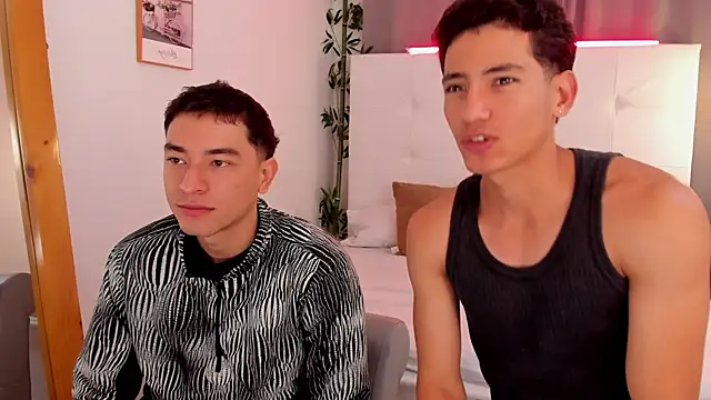 Snapshot of Alejo-and-Thiago chatting on 06-10-26, 12:26 Alejo-and-Thiago online show from 06-10-26, 12:26