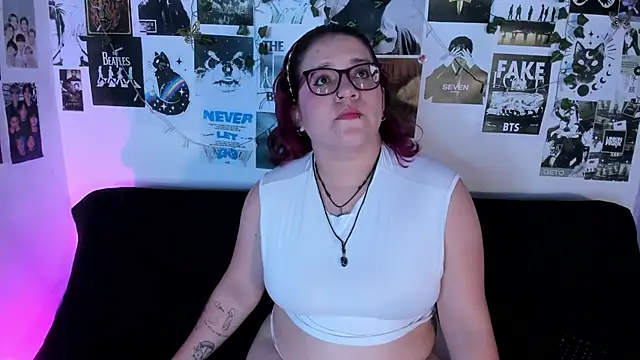 Snapshot of helleen21 chatting on 06-11-26, 04:21 helleen21 online show from 06-11-26, 04:21