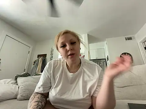 Snapshot of blonde__baby chatting on 05-14-26, 05:53 blonde baby online show from 05-14-26, 05:53