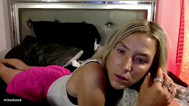 Snapshot of Misss_alyssaaa chatting on 06-23-26, 04:10 Misss alyssaaa online show from 06-23-26, 04:10