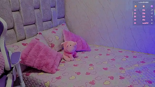 Snapshot of Naomilaurent chatting on 06-02-26, 06:43 Naomilaurent online show from 06-02-26, 06:43