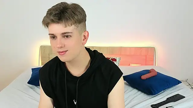 Snapshot of Miless_Cooper chatting on 06-18-26, 03:51 Miless Cooper online show from 06-18-26, 03:51