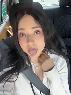 Snapshot of eimili_love chatting on 05-22-26, 04:45 eimili love online show from 05-22-26, 04:45