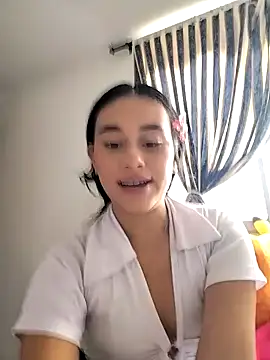 Snapshot of L0lita_Emi12 chatting on 06-17-26, 09:27 L0lita Emi12 online show from 06-17-26, 09:27