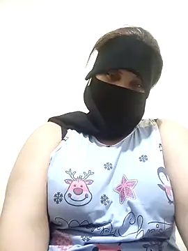 Snapshot of hiba44 chatting on 05-18-26, 01:56 hiba44 online show from 05-18-26, 01:56