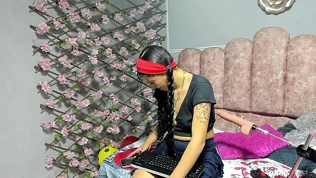 Snapshot of Sharlotshh chatting on 07-11-26, 03:42 Sharlotshh online show from 07-11-26, 03:42