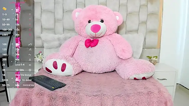 Snapshot of MaddyReyes chatting on 06-12-26, 07:35 MaddyReyes online show from 06-12-26, 07:35