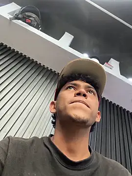 Snapshot of thecamilo chatting on 05-27-26, 07:33 thecamilo online show from 05-27-26, 07:33