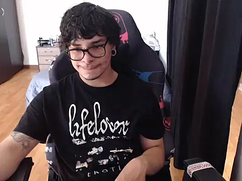 Snapshot of lilgothboy chatting on 05-20-26, 01:17 lilgothboy online show from 05-20-26, 01:17