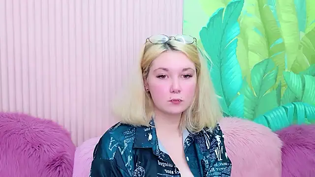 Snapshot of Cassey_Well chatting on 05-10-26, 04:12 Cassey Well online show from 05-10-26, 04:12