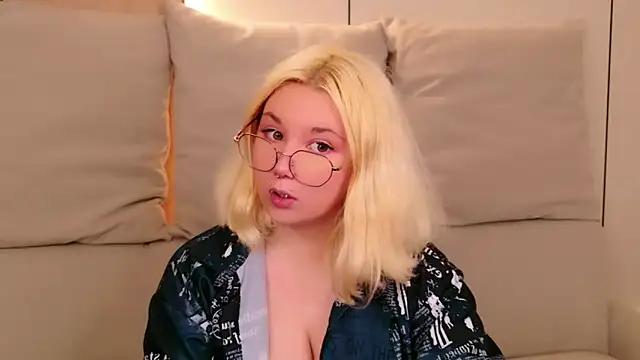 Snapshot of Cassey_Well chatting on 05-20-26, 08:48 Cassey Well online show from 05-20-26, 08:48