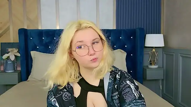 Snapshot of Cassey_Well chatting on 05-21-26, 03:41 Cassey Well online show from 05-21-26, 03:41