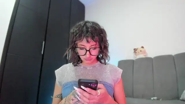 Snapshot of vandalovee_ chatting on 05-27-26, 01:57 vandalovee online show from 05-27-26, 01:57