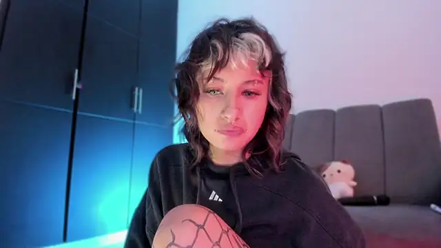 Snapshot of vandalovee_ chatting on 05-30-26, 05:43 vandalovee online show from 05-30-26, 05:43