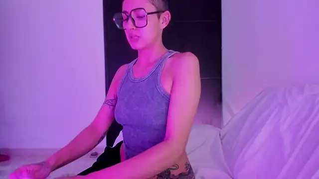 Snapshot of vandalovee_ chatting on 06-16-26, 10:34 vandalovee online show from 06-16-26, 10:34
