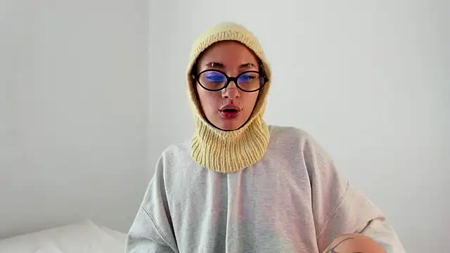 Snapshot of vandalovee_ chatting on 06-29-26, 02:17 vandalovee online show from 06-29-26, 02:17