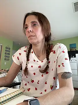 Snapshot of Raevyn chatting on 06-17-26, 07:15 Raevyn online show from 06-17-26, 07:15