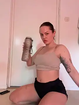 Snapshot of molotovmami chatting on 05-20-26, 06:25 molotovmami online show from 05-20-26, 06:25