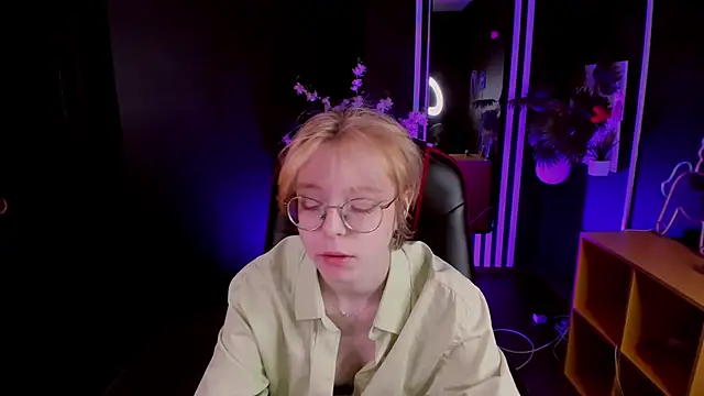 Snapshot of FoxxyyPolly chatting on 05-18-26, 05:35 FoxxyyPolly online show from 05-18-26, 05:35