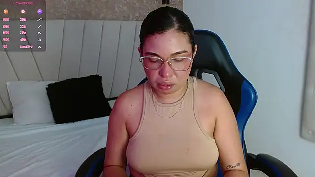 Snapshot of AliceSmity__ chatting on 06-11-26, 01:09 AliceSmity online show from 06-11-26, 01:09