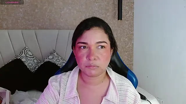 Snapshot of AliceSmity__ chatting on 07-01-26, 12:07 AliceSmity online show from 07-01-26, 12:07