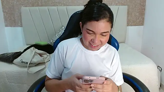 Snapshot of AliceSmity__ chatting on 07-15-26, 12:32 AliceSmity online show from 07-15-26, 12:32
