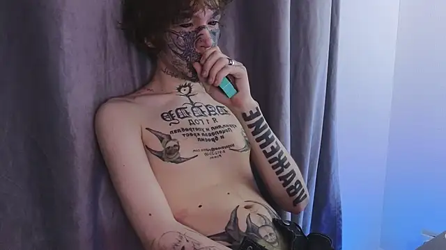 Snapshot of Emo___boy chatting on 06-04-26, 09:32 Emo boy online show from 06-04-26, 09:32