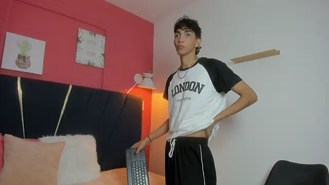 Snapshot of ero_boy40 chatting on 06-19-26, 04:06 ero boy40 online show from 06-19-26, 04:06
