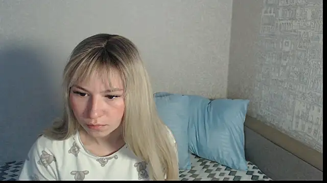 Snapshot of polly_holyy chatting on 05-21-26, 01:23 polly holyy online show from 05-21-26, 01:23