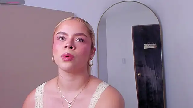 Snapshot of Alesssia_Moon chatting on 06-30-26, 01:45 Alesssia Moon online show from 06-30-26, 01:45